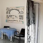 In With Seaview, Terrace, Air Condition, Wifi דירה