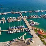דירה In With Seaview, Terrace, Air Condition, Wifi טרוגיר