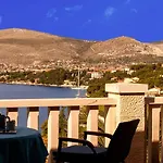 In With Seaview, Terrace, Air Condition, Wifi Apartament