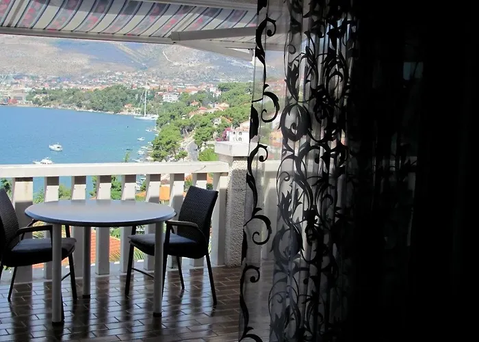 In With Seaview, Terrace, Air Condition, Wifi Appartement Trogir